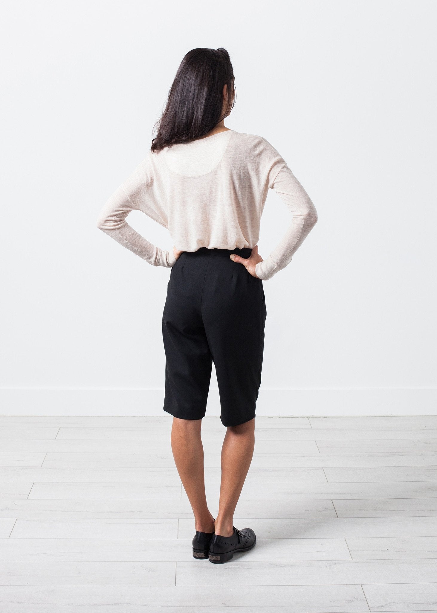 Woven Shorts in Black - annaclothes