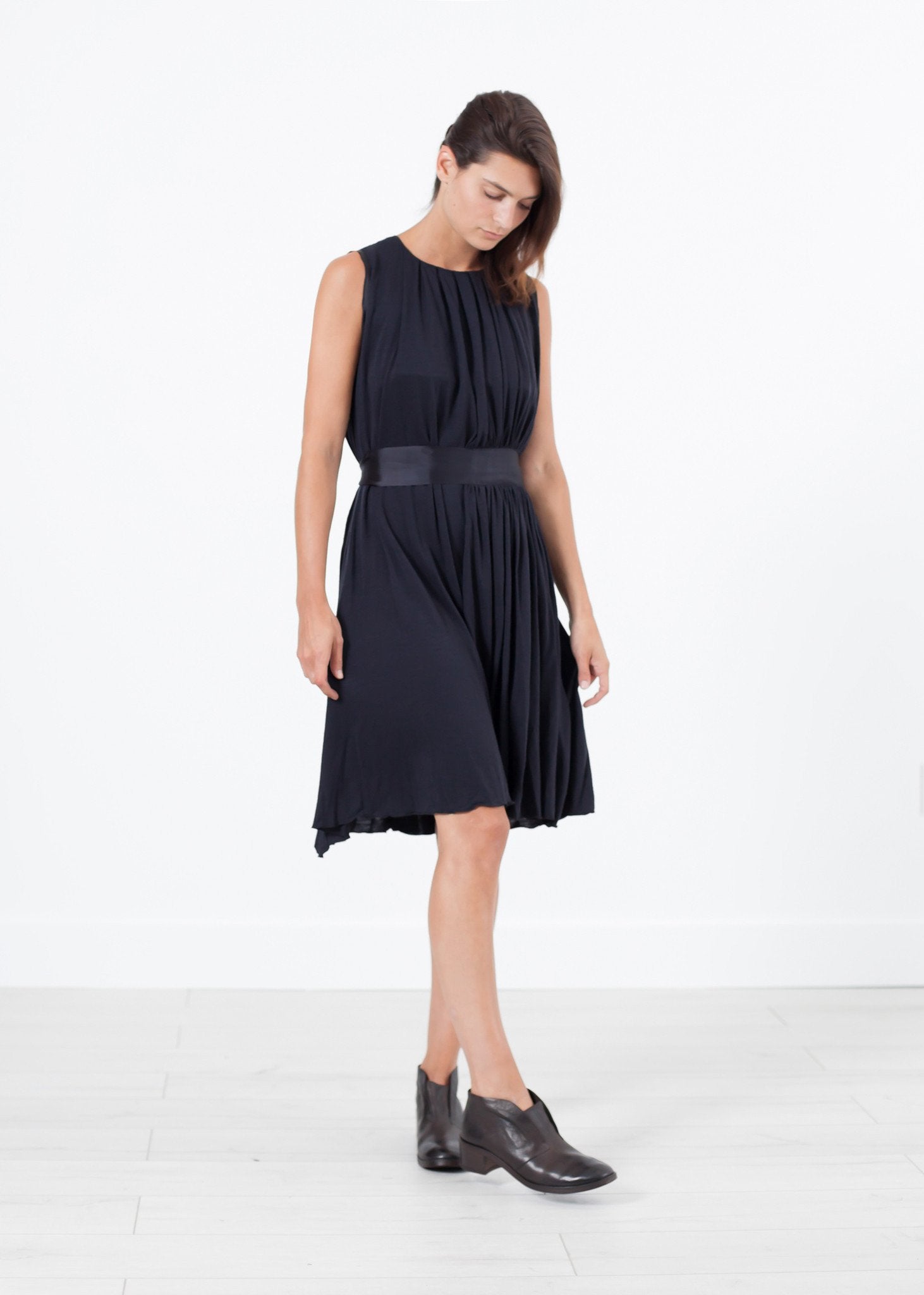 Sleeveless Pleated Dress in Navy - annaclothes