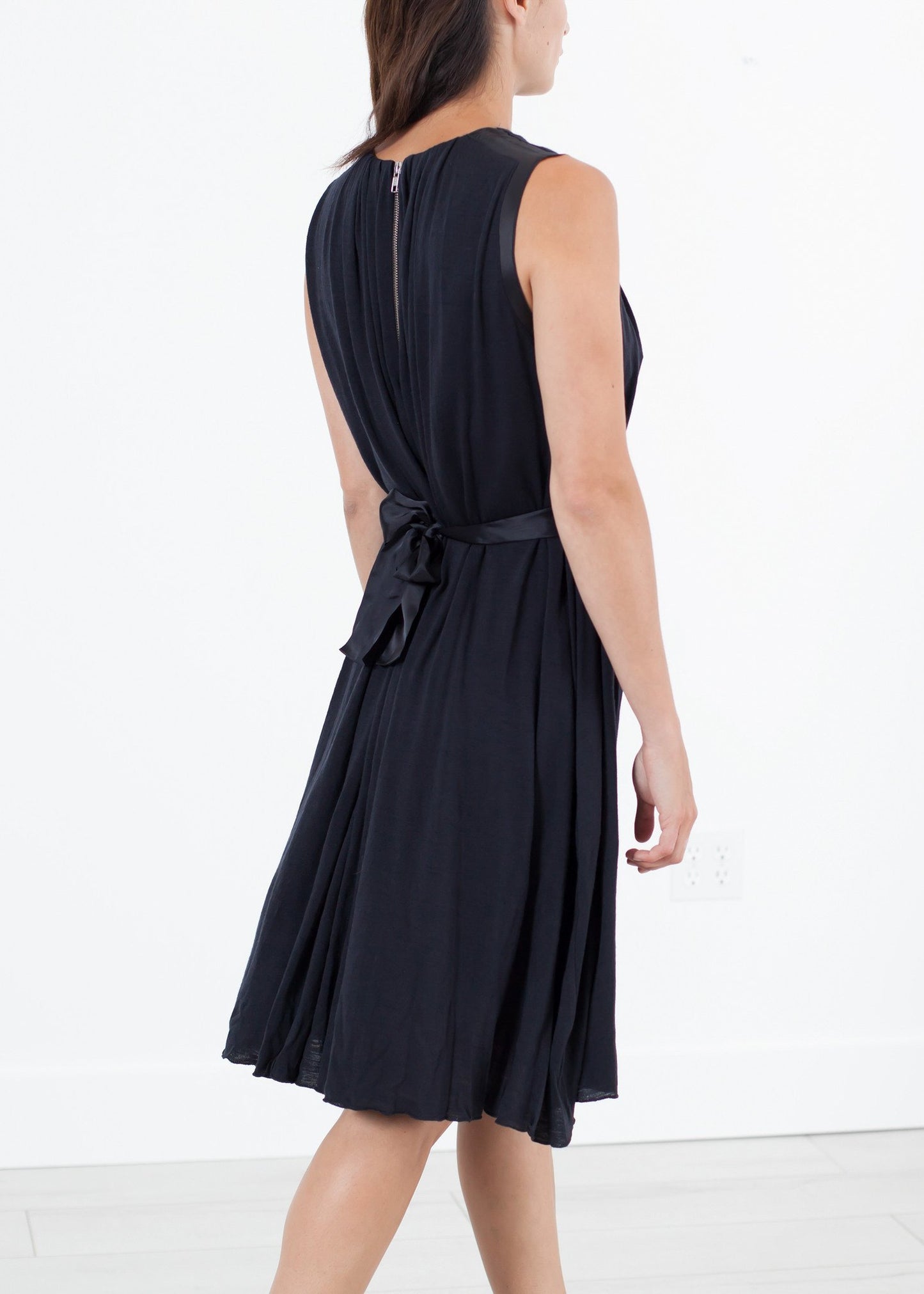 Sleeveless Pleated Dress in Navy - annaclothes