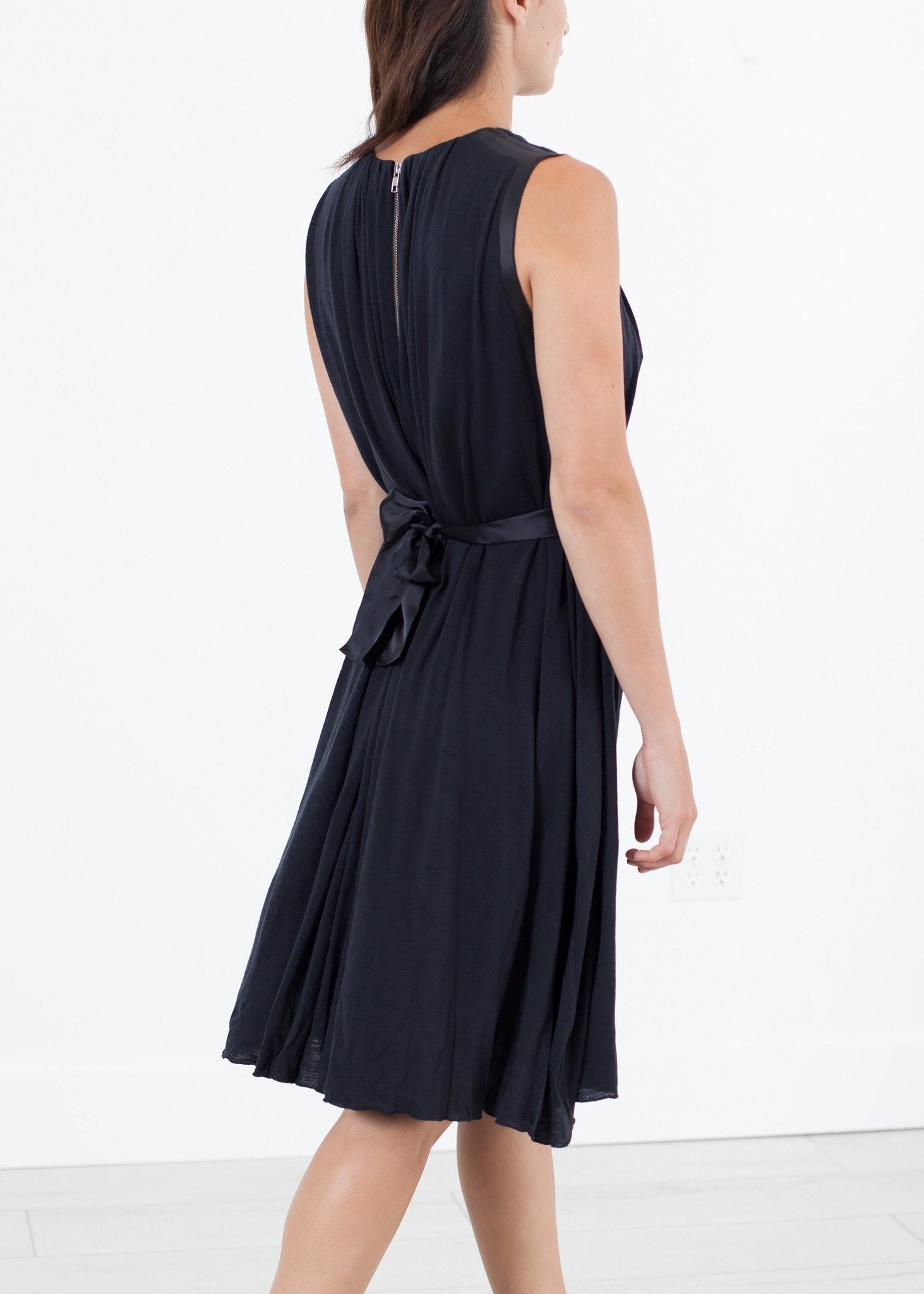 Sleeveless Pleated Dress in Navy - annaclothes