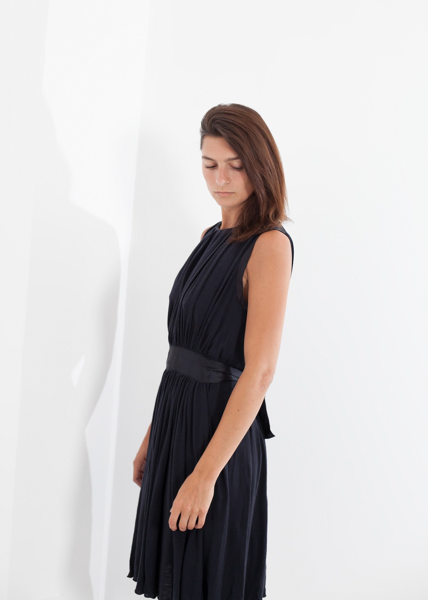 Sleeveless Pleated Dress in Navy - annaclothes