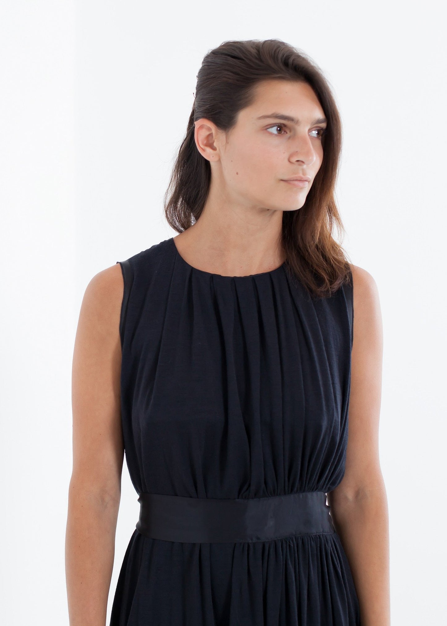 Sleeveless Pleated Dress in Navy - annaclothes