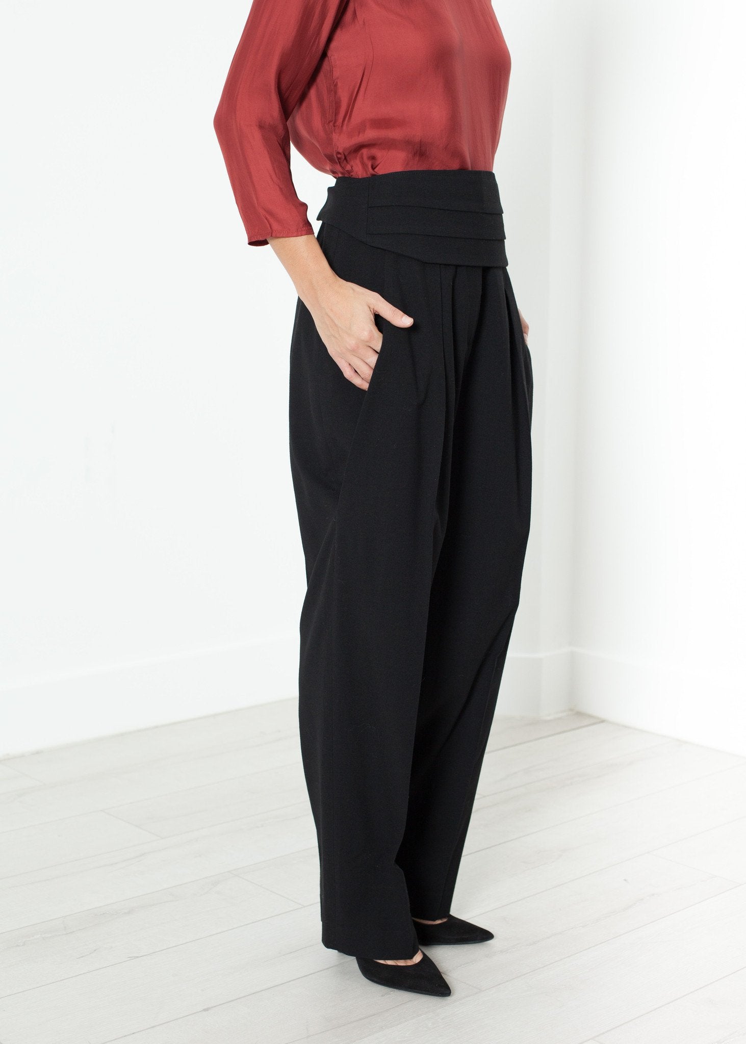 Pleated Waistband Trouser in Black - annaclothes