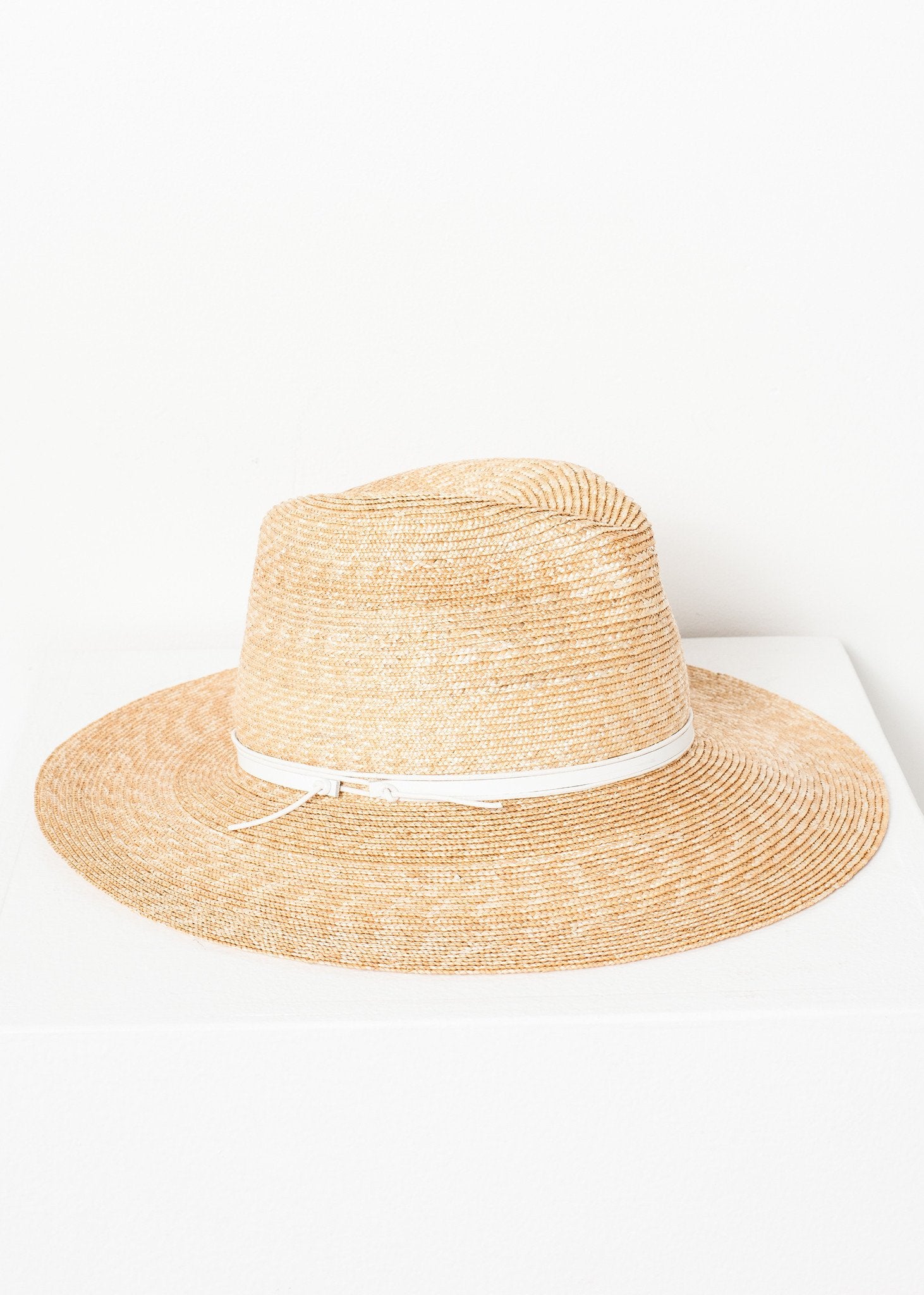 Wrapped Up Hat in Straw/White - annaclothes
