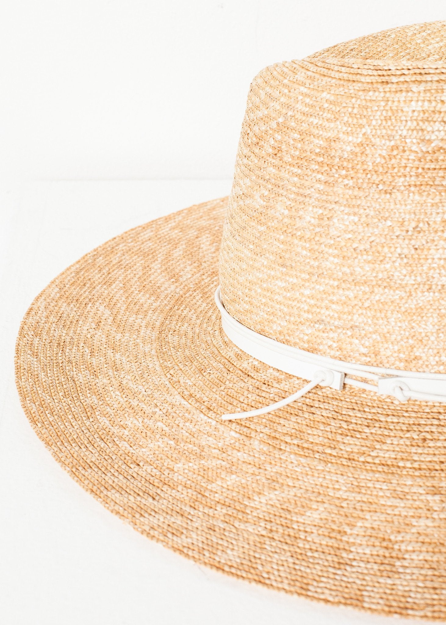 Wrapped Up Hat in Straw/White - annaclothes