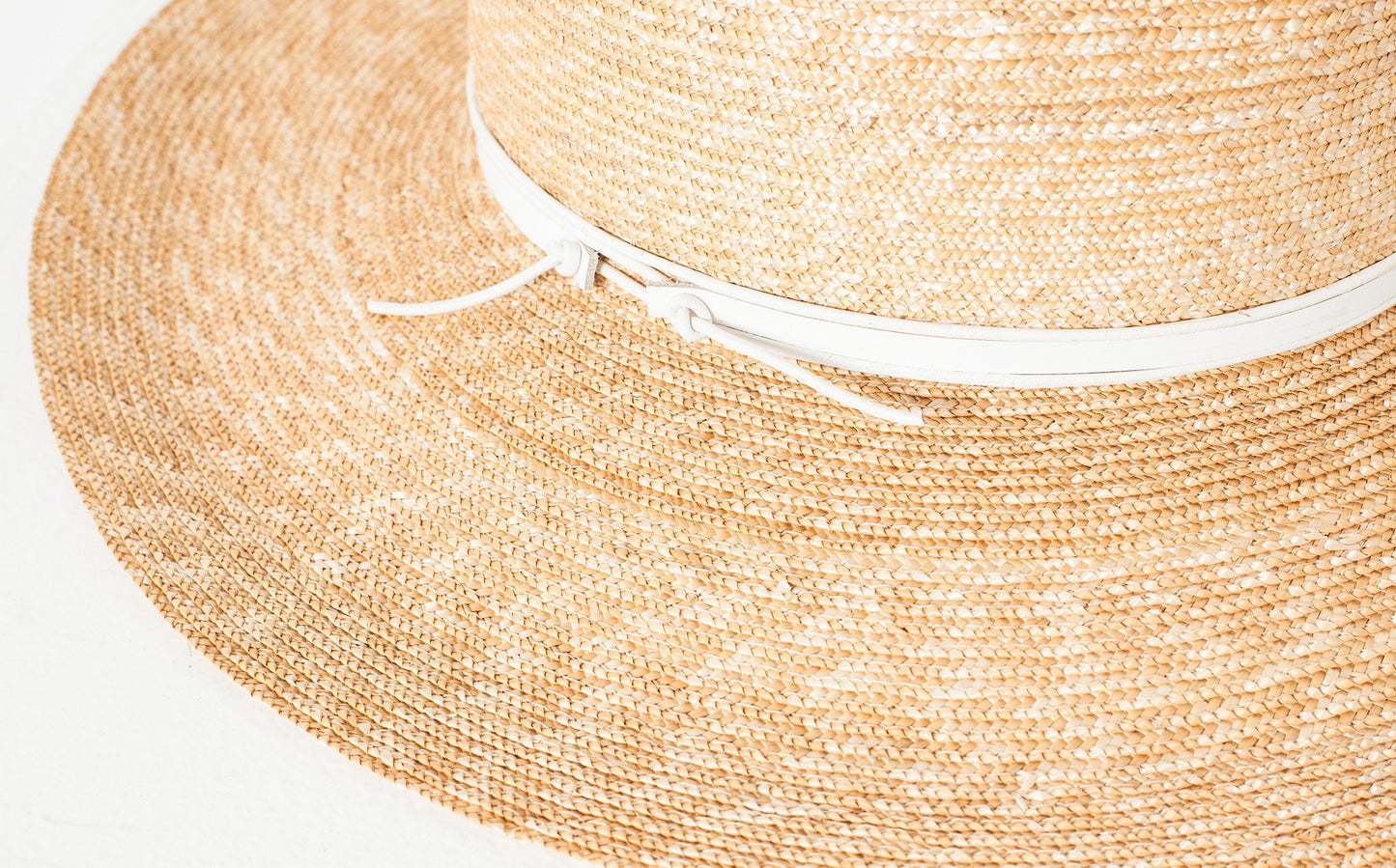 Wrapped Up Hat in Straw/White - annaclothes
