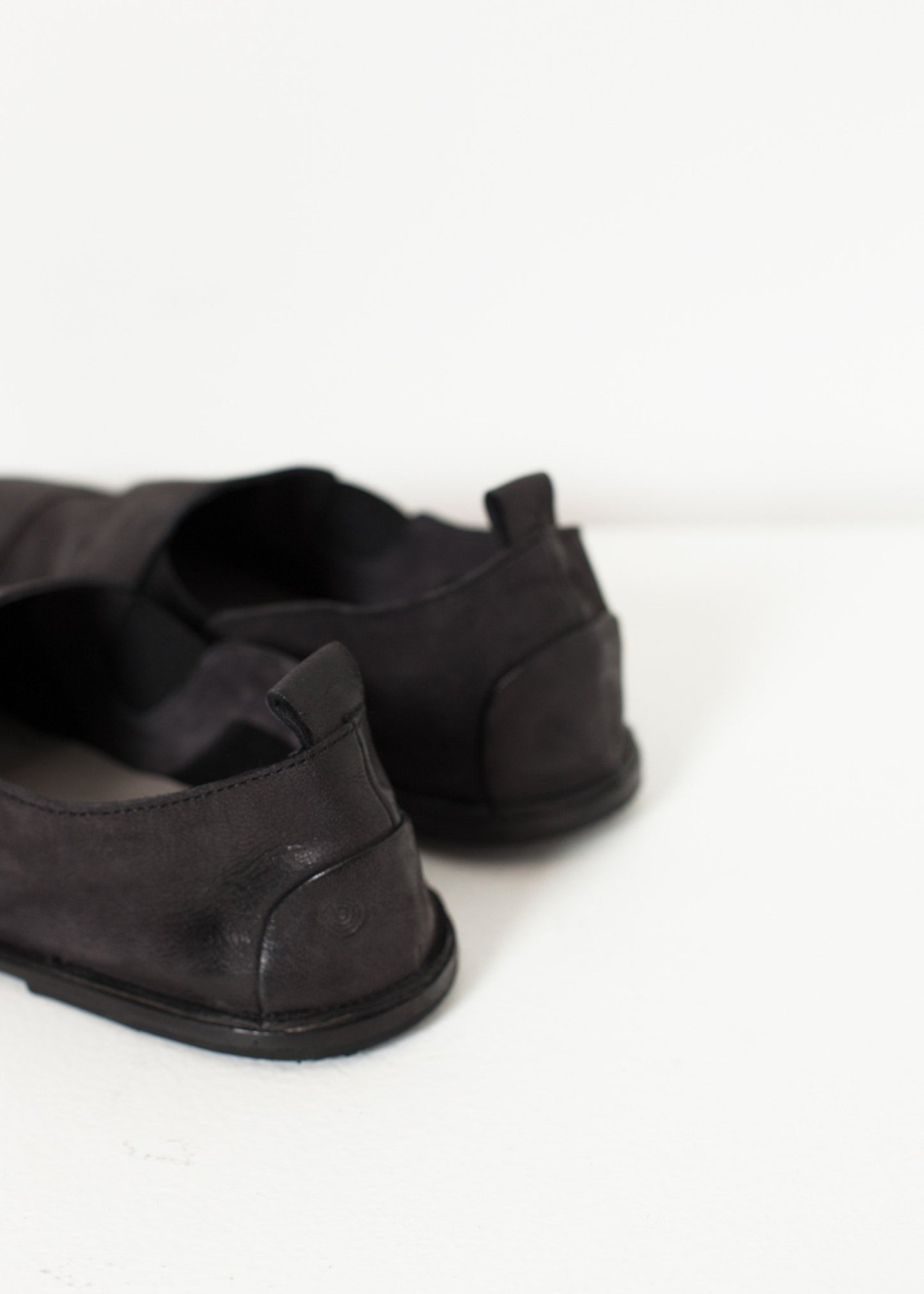 Low Chelsea Boot in Black - annaclothes